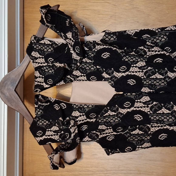 Lace Cold Shoulder Romper - Picture 5 of 9